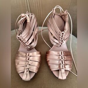 Elegant Women's Strappy Sandals in cream pink